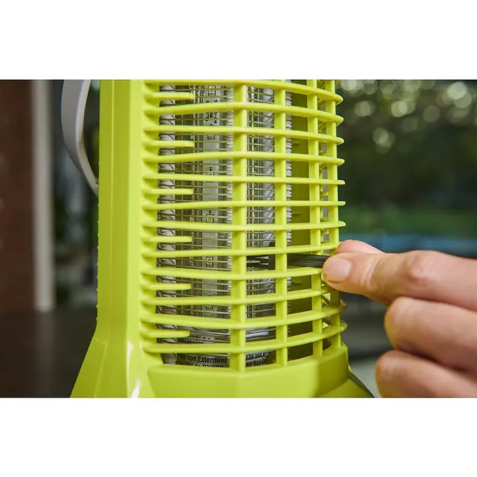 Ryobi ONE+ Insektenvernichter RY18BZA 0 - 18 V, Ohne Akku, Wirkungsbereich: 30 m² - Nahaufnahme eines Ryobi-Insektenvernichters, bei dem eine Hand das Gerät reinigt, was seine Funktionalität und Wartung hervorhebt.