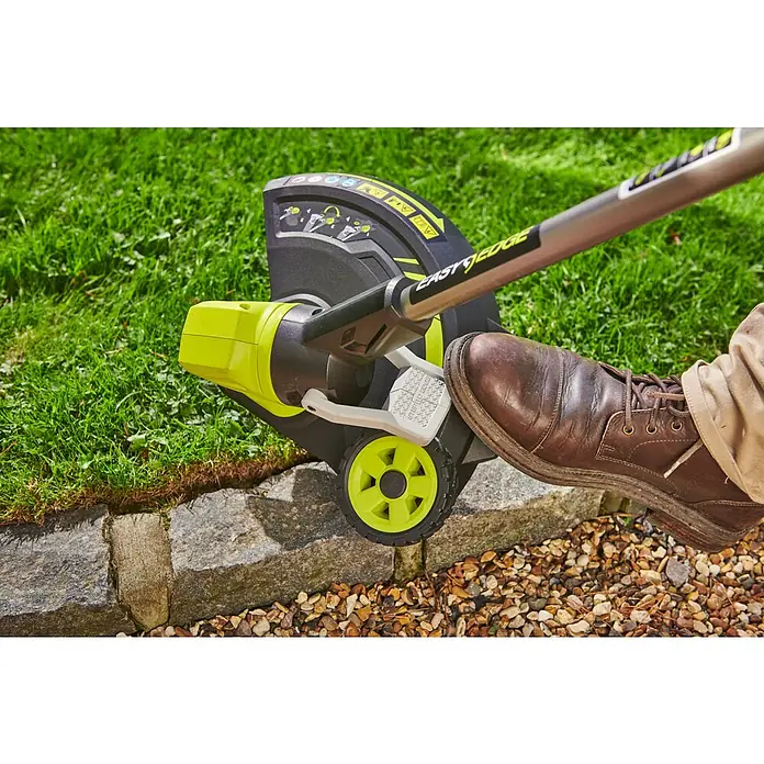 Ryobi ONE+ Akku-Rasentrimmer RY18LT33A - 18 V, Ohne Akku - Nahaufnahme eines Rasentrimmers der Marke Ryobi in Aktion, mit einem Fuß, der ihn bedient.