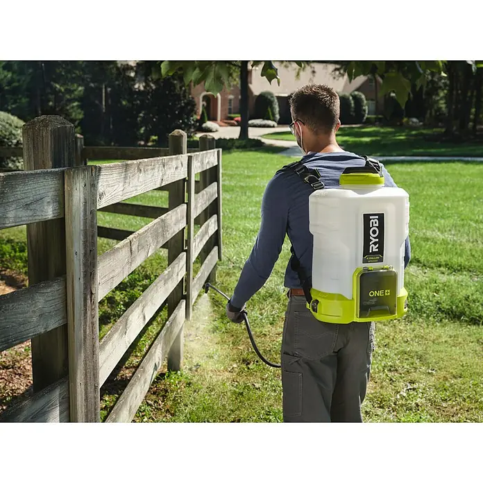 Ryobi ONE+ Akku-Drucksprühgerät 18V RY18BPSB-0 - 18 V, Li-Ionen, Ohne Akku, Betriebsdruck: 3 bar - 6 bar - Der Ryobi ONE+ 4-Gallonen-Rückensprüher wird zum Besprühen eines Holzzauns im Freien verwendet.