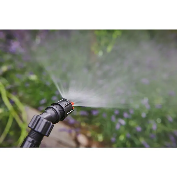 Ryobi ONE+ Akku-Drucksprühgerät 18V RY18BPSB-0 - 18 V, Li-Ionen, Ohne Akku, Betriebsdruck: 3 bar - 6 bar - Nahaufnahme einer Sprühdüse, die Wasser versprüht, ideal für Gartenbewässerung und Pflanzenpflege mit präziser Bewässerung.