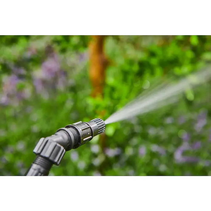 Ryobi ONE+ Akku-Drucksprühgerät 18V RY18BPSB-0 - 18 V, Li-Ionen, Ohne Akku, Betriebsdruck: 3 bar - 6 bar - Nahaufnahme einer Bewässerungsdüse, die Wasser versprüht, ideal für Gartenarbeit und Landwirtschaft, mit Fokus auf Sprühkopf-Design.