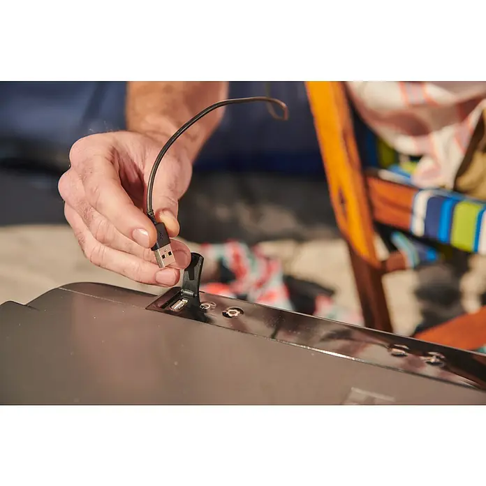 Ryobi ONE+ Akku-Kühlbox Hybrid RY18CB23A-0 - L x B x H: 72,5 x 42 x 49,5 cm, Fassungsvermögen: 23 l - Hand schließt USB-Kabel an schwarzes Gerät an, das mit USB-Anschluss ausgestattet ist. Beleuchtet die Konnektivität moderner Geräte.