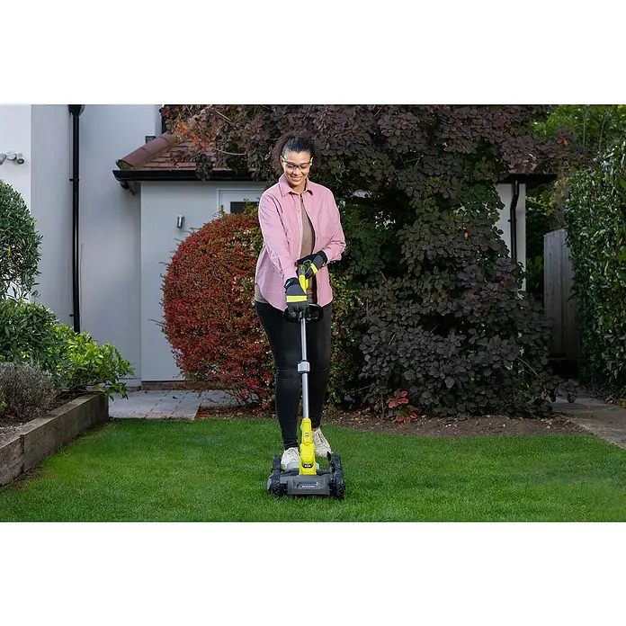 Ryobi ONE+ Akku-Rasenmäher RY18LMC30A-0 - 18 V, Ohne Akku, Schnittbreite: 30 cm - Eine Frau benutzt einen Rasenlüfter im Garten. Das Gerät ist gelb und grau und hat einen verstellbaren Griff für Komfort.