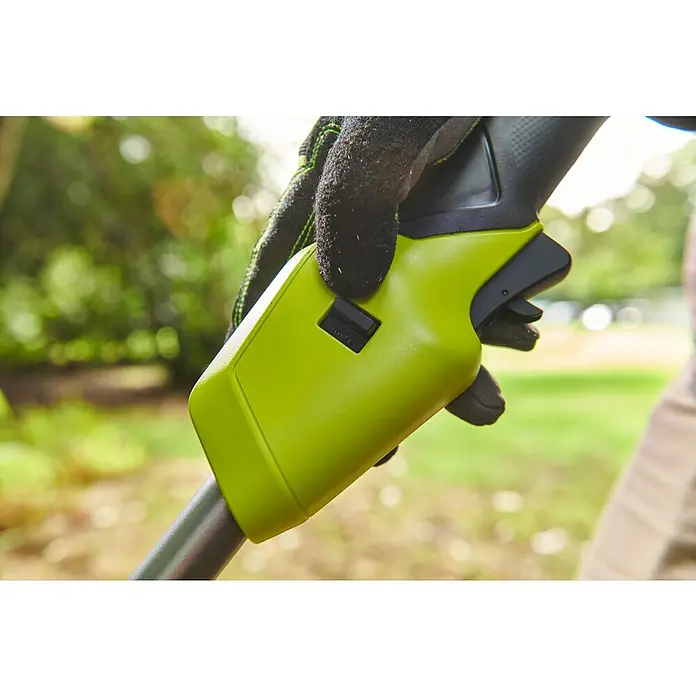 Ryobi ONE+HP Akku-Rasentrimmer RY18LTX38A-0 - 18 V, Li-Ionen, Ohne Akku - Nahaufnahme einer Hand mit Gartenhandschuh, die einen grünen Rasentrimmer mit schwarzem Griff hält.
