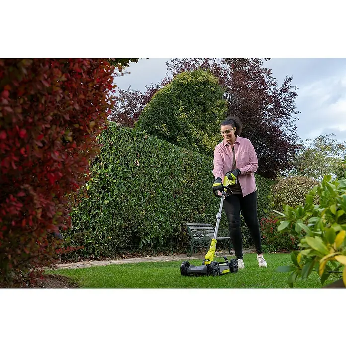 Ryobi ONE+ Akku-Rasenmäher RY18LMC30A-0 - 18 V, Ohne Akku, Schnittbreite: 30 cm - Eine Frau benutzt einen gelben Rasenkantenschneider, um den Rasen in ihrem Garten zu pflegen.