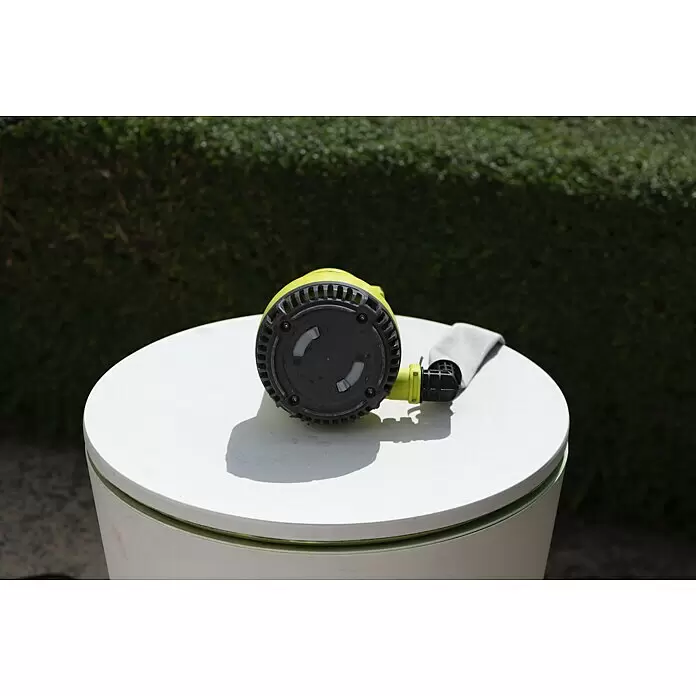 Ryobi ONE+ Bomba para aguas residuales - Capacidad de bombeo máx.: 4.200 l/h - Lijadora orbital amarilla y negra con bolsa de polvo sobre mesa blanca.