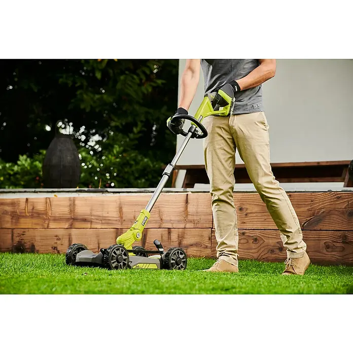 Ryobi ONE+ Akku-Rasenmäher RY18LMC30A-0 - 18 V, Ohne Akku, Schnittbreite: 30 cm - Bild eines Mannes, der einen Rasenmäher der Marke Ryobi benutzt. Der Rasenmäher ist gelb und grau und der Mann trägt eine graue Hose.