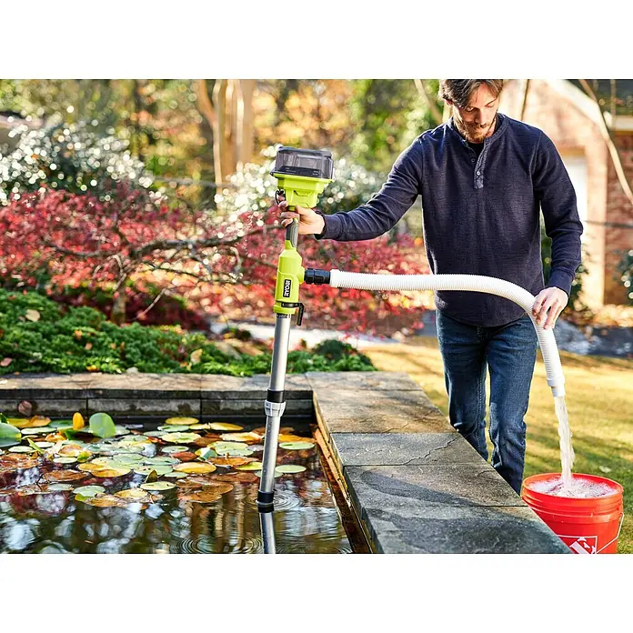 Ryobi ONE+ Akku-Regenfasspumpe RY18STPA-0 - Max. Fördermenge: 3.360 l/h - Ein Mann, der eine Ryobi-Wasserpumpe benutzt, um Wasser aus einem Teich in einen roten Eimer zu pumpen.