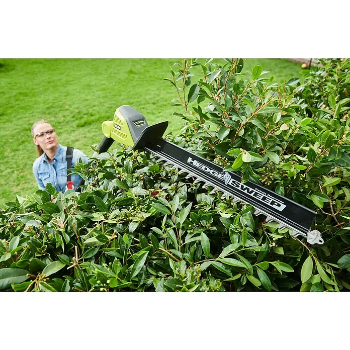 Ryobi Max Power Teleskop-Heckenschere RY36PHT50A-0 - 36 V, Li-Ionen, Anzahl Akkus: Ohne Akku - Frau schneidet eine Hecke mit einer RYOBI Heckenschere, wobei die Fokus auf der langlebigen Klinge für präzise Schnitte liegt.