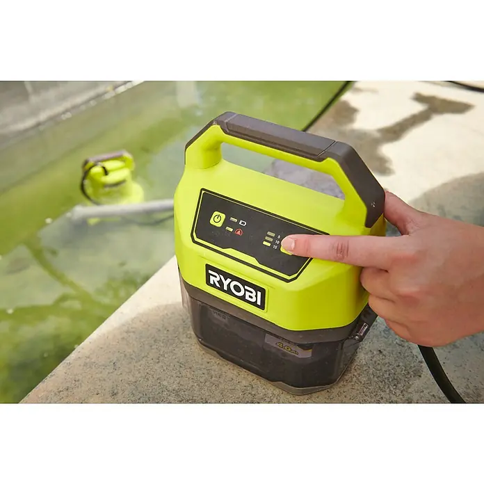 Ryobi ONE+ Schmutzwasserpumpe - Max. Fördermenge: 4.200 l/h - Nahaufnahme einer Ryobi-Wasserpumpe, die auf einer Betonoberfläche steht und von einer Person bedient wird.