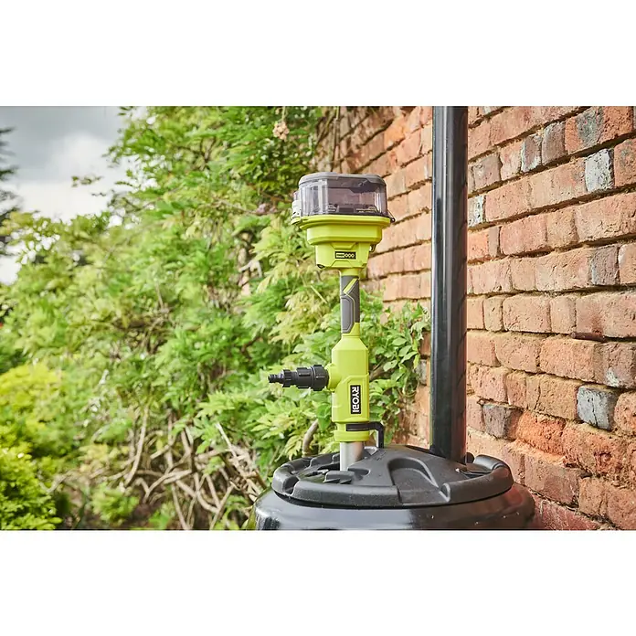 Ryobi ONE+ Akku-Regenfasspumpe RY18STPA-0 - Max. Fördermenge: 3.360 l/h - Der Ryobi Wasserfass-Verteiler mit Pumpe ist ideal für die Gartenbewässerung. Er ist an einer Regentonne befestigt und kann einfach bedient werden.