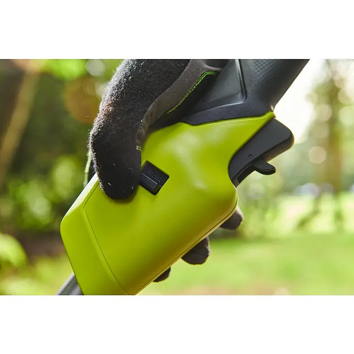 Ryobi ONE+HP Akku-Rasentrimmer RY18LTX38A-0 - 18 V, Li-Ionen, Ohne Akku - Nahaufnahme einer Hand mit Gartenhandschuh, die einen grünen Trimmer mit schwarzem Auslöser bedient.