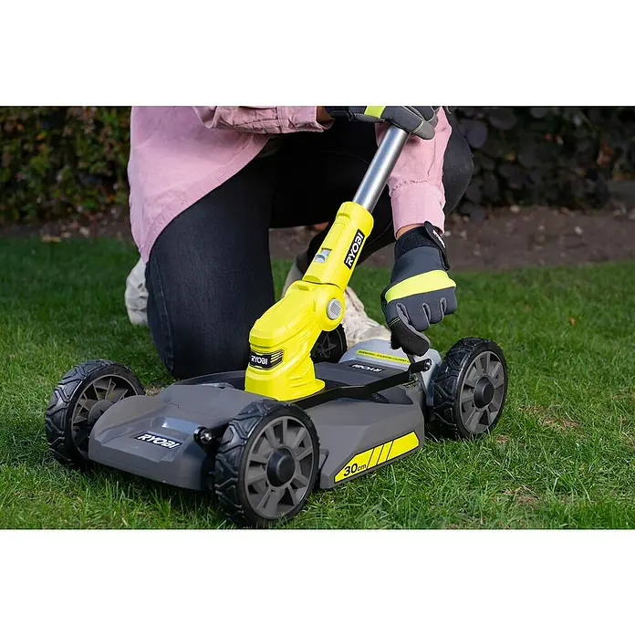 Ryobi ONE+ Akku-Rasenmäher RY18LMC30A-0 - 18 V, Ohne Akku, Schnittbreite: 30 cm - Eine Person bedient einen gelb-grauen Ryobi Rasentrimmer auf grünem Gras. Die kompakte Bauweise und das Design für den Rasenkantenschnitt sind erkennbar.