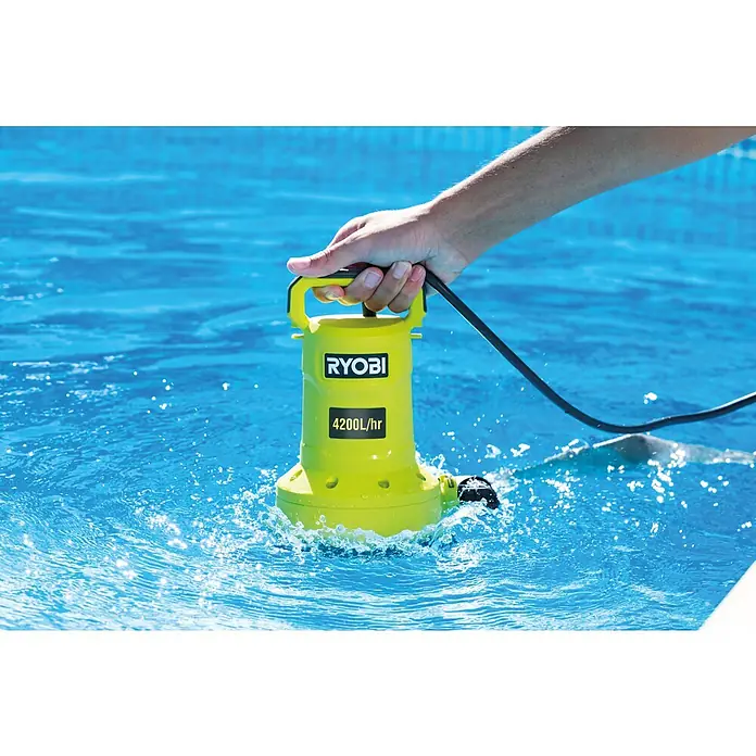 Ryobi ONE+ Schmutzwasserpumpe - Max. Fördermenge: 4.200 l/h - Gelbe RYOBI-Pumpe, die von einer Hand gehalten und ins Wasser getaucht wird, mit sichtbarer schwarzer Schnur und Spritzwasser.