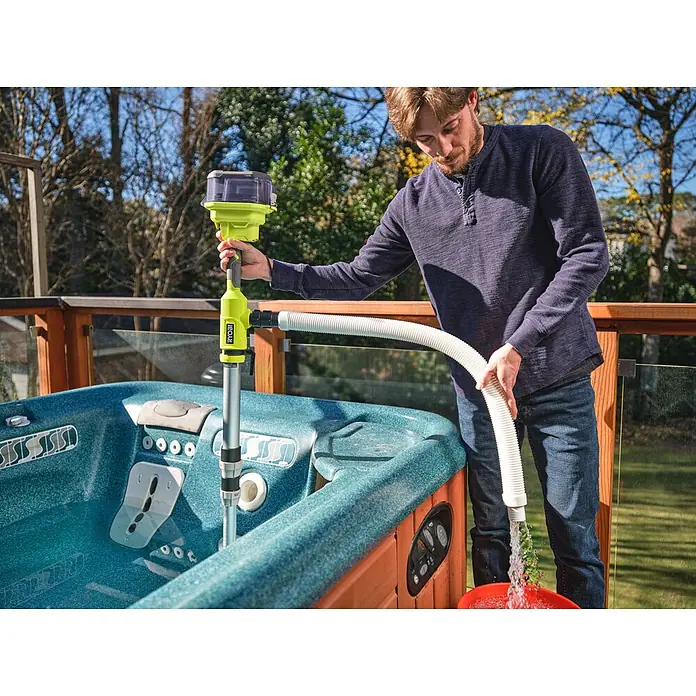 Ryobi ONE+ Akku-Regenfasspumpe RY18STPA-0 - Max. Fördermenge: 3.360 l/h - Ein Mann benutzt einen Ryobi-Poolentleerer, um einen Whirlpool zu entleeren, wobei das Wasser in einen roten Eimer geleitet wird.