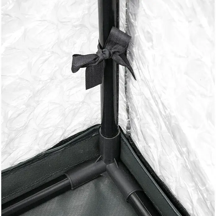 Windhager Winterschutzzelt Yukon - Luftpolsterfolie, L x B x H: 1,2 x 1,2 x 1,8 m - Detailansicht eines Eckverbinders mit Stange und Schleife eines Indoor-Gewächshauses.