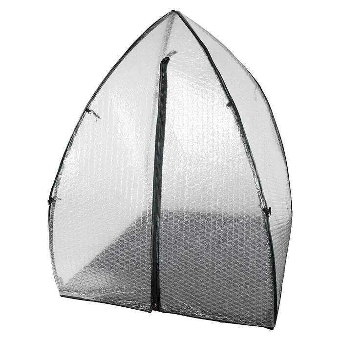Windhager Winterschutzzelt Yukon - Luftpolsterfolie, L x B x H: 1,2 x 1,2 x 1,8 m - Das Bild zeigt ein kleines, transparentes Gewächshaus mit Reißverschluss, ideal für den Schutz junger Pflanzen vor Kälte.