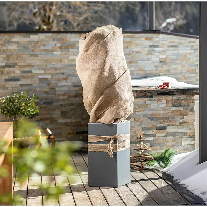 Windhager Jute-Gewebematte - Natur, L x B: 1 x 4 m, 200 g/m² - Pflanze in einem Topf, eingewickelt in Jute, mit einer Schleife. Perfekt für den Winterschutz und eine stilvolle Dekoration.