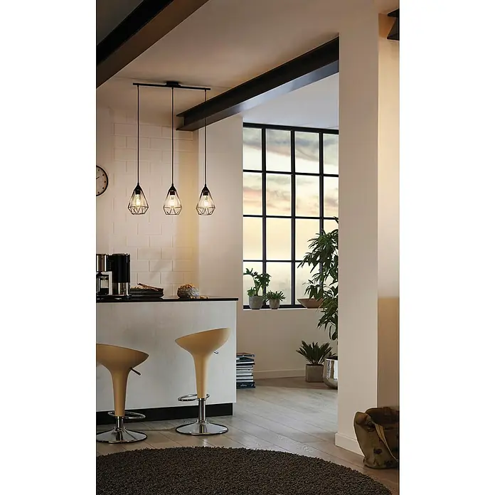 Eglo Tarbes Pendelleuchte - Max. Systemleistung: 180 W, Höhe: 110 cm, E27, Farbe Gehäuse: Schwarz - Ein modernes Interieur mit drei stilvollen Pendelleuchten über einer Küchentheke, die warmes Licht spenden. Das Design ist minimalistisch und elegant.