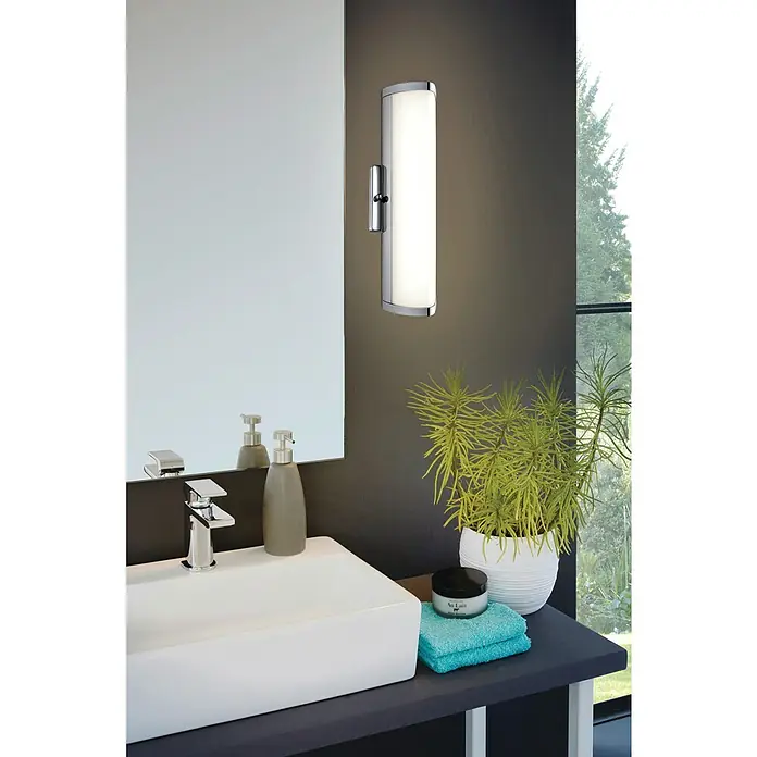 Eglo LED-Wandleuchte Gita - L x B x H: 35 x 7,5 x 7,5 cm - Ein modernes Badezimmer mit einem stilvollen Waschtisch, einer eleganten Armatur und einer schlanken, vertikalen Wandleuchte.