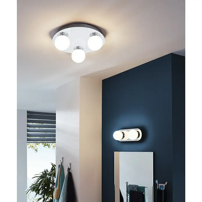 Eglo LED-Deckenleuchte Mosiano - 3,3 W, Opal, Warmweiß - Deckenleuchte mit drei runden Glaskugeln und eine Wandleuchte mit drei runden Glaskugeln sorgen für ein helles und modernes Ambiente.