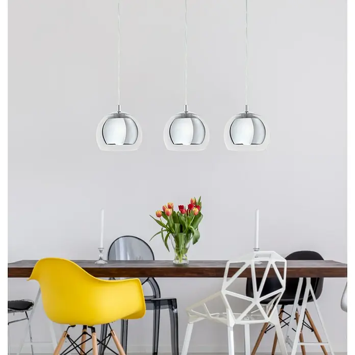 Eglo Pendelleuchte rund Rocamar - Höhe: 110 cm, Chrom, 120 W - Elegante Pendelleuchten mit Glas- und Chromdesign über einem Esstisch mit bunten Stühlen. Die Lampen sorgen für stilvolle Beleuchtung.