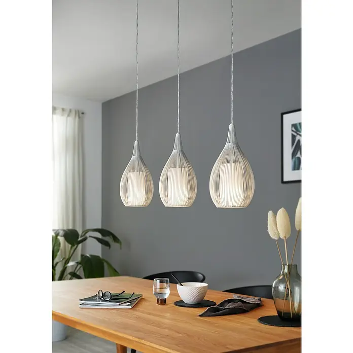 Eglo Pendelleuchte Razoni - 180 W, L x B x H: 99 x 19 x 110 cm, Weiß, E27, 3 Stk. - Drei elegante Pendelleuchten über einem Holztisch. Die Lampen haben ein modernes Design mit sanfter Beleuchtung, ideal für Esszimmer.