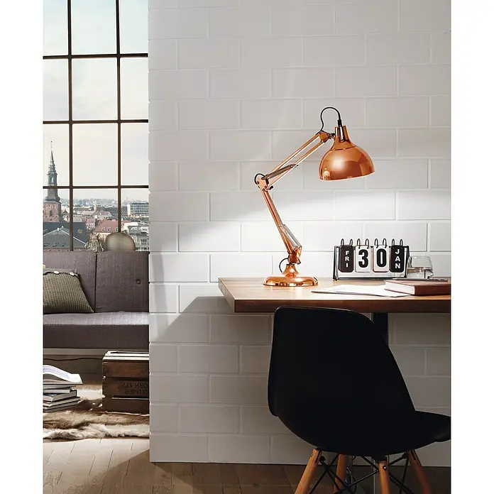 Eglo Tischleuchte Borgillio - 60 W, Kupfer, E27 - Ein elegantes Arbeitszimmer mit einem modernen Kupfertischlampe auf einem Holztisch und einem schwarzen Stuhl.