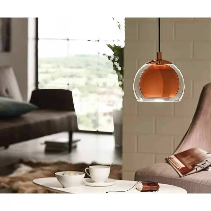 Eglo Pendelleuchte rund Rocamar - Höhe: 110 cm, Kupfer/Klar, 40 W - Elegante Kupfer-Pendelleuchte mit transparentem Glas, die stilvoll über einem Wohnbereich hängt und modernes Design verkörpert.