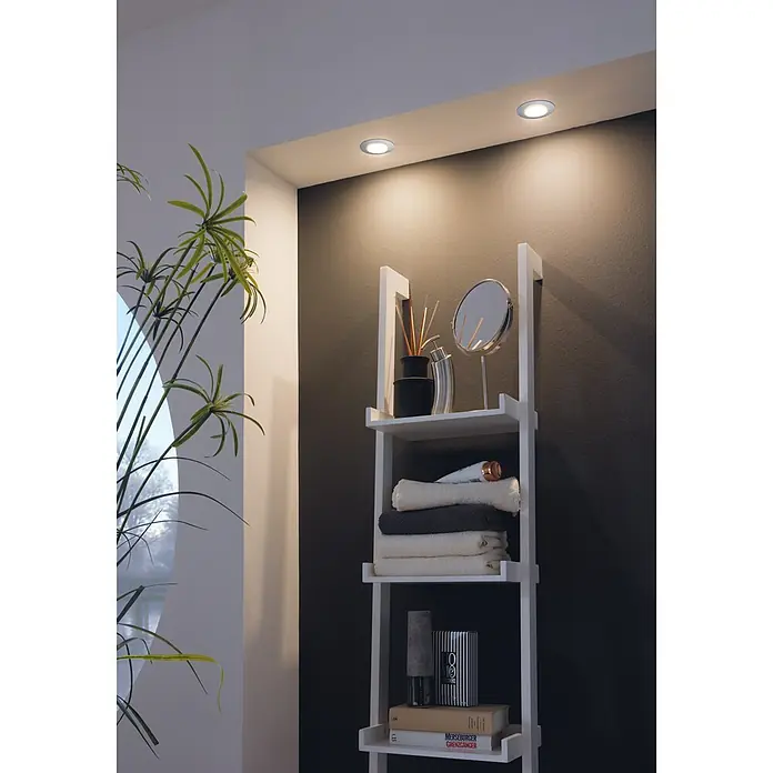 Eglo LED-Einbauleuchte Pineda rund - 6 W, L x B x H: 8,4 x 8,4 x 4 cm, Chrom, Warmweiß, Dimmbarkeit: Dimmbar - Moderne Badezimmer-Szene mit einem weißen Regal, das Handtücher und Dekorationsartikel beherbergt, beleuchtet durch Einbaustrahler.