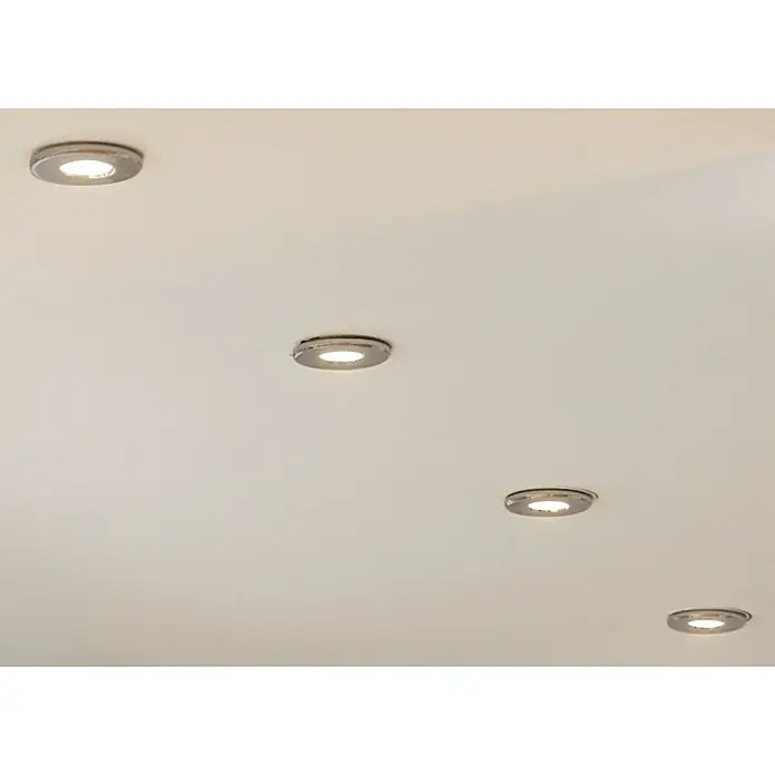 Eglo LED-Einbauleuchten-Set - 9 W, Nickel matt, 3 Stk., Warmweiß, IP20 - Deckenleuchten: Eine Reihe von eingelassenen, runden Deckenleuchten mit silbernen Blenden erhellt den Raum mit warmem, einladendem Licht.