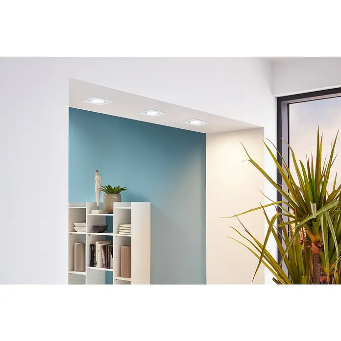 Eglo LED-Einbauleuchten-Set Pineda - 18 W, Weiß, 3 Stk., Warmweiß - Deckenleuchten mit quadratischen Rahmen spenden Licht in einem modernen Raum mit Regalen, Dekoration und einer Zimmerpflanze.