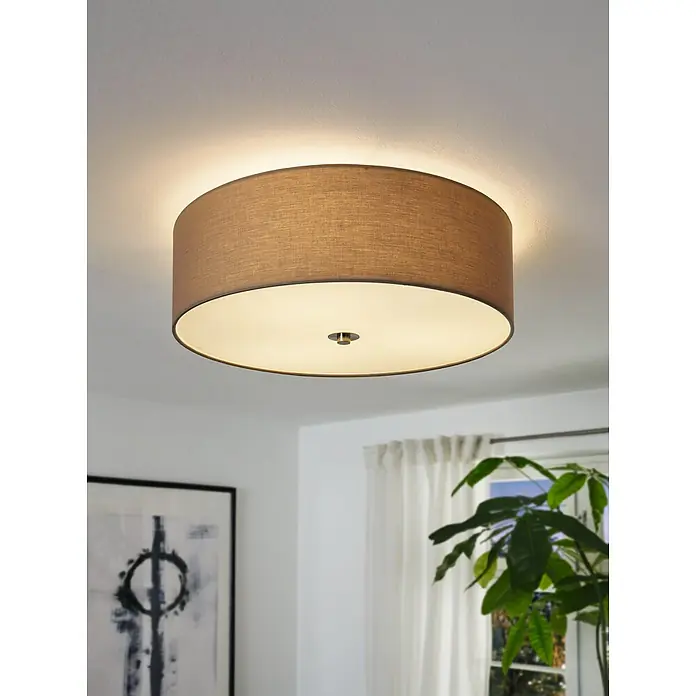 Eglo Pasteri Deckenleuchte rund - 180 W, Farbe Schirm: Taupe, Weiß, E27 - Nahaufnahme einer braunen Deckenleuchte mit Stoffschirm, die ein warmes, einladendes Licht in einem modern eingerichteten Raum verbreitet.