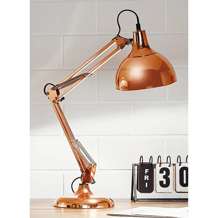 Eglo Tischleuchte Borgillio - 60 W, Kupfer, E27 - Nahaufnahme einer stilvollen, verstellbaren Schreibtischlampe in Kupferoptik auf einem Schreibtisch.