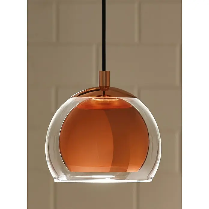 Eglo Pendelleuchte rund Rocamar - Höhe: 110 cm, Kupfer/Klar, 40 W - Nahaufnahme einer modernen Pendelleuchte mit einer klaren Glaskugel um eine kupferfarbene innere Kugel, die an einem schwarzen Kabel hängt.