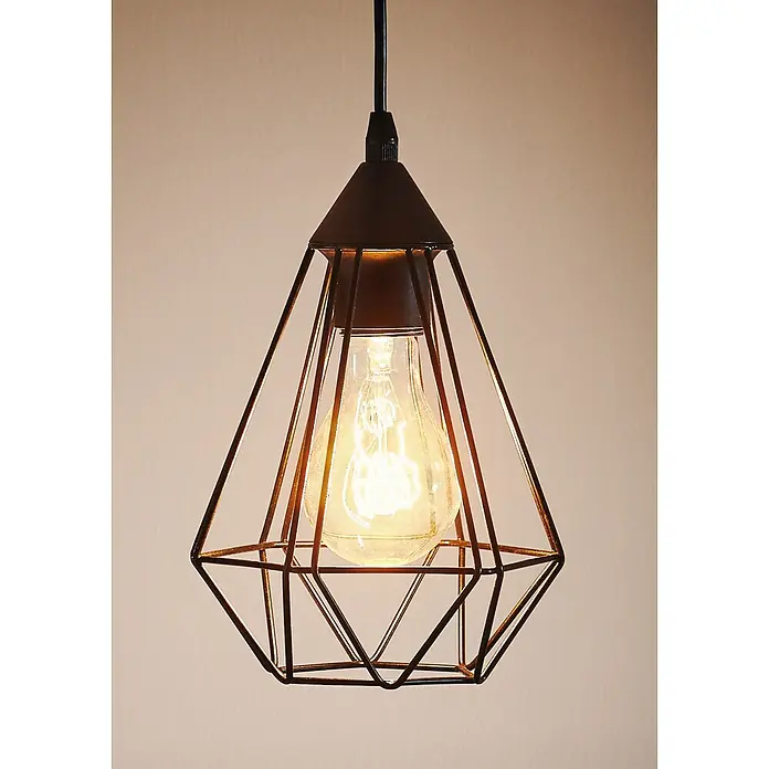 Eglo Tarbes Pendelleuchte rund - Schwarz, Höhe: 110 cm, Durchmesser: 175 mm - Nahaufnahme einer Pendelleuchte mit geometrischem Lampenschirm und Edison-Glühbirne, die warmes Licht ausstrahlt.
