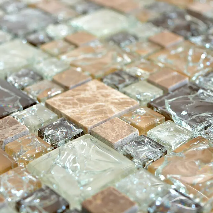 Mosaikfliese Crystal Mix XIC K1453 - 30,5 x 30,5 cm, Braun/Beige, Glänzend - Nahaufnahme von glänzenden Mosaikfliesen in Braun-, Beige- und Grautönen. Perfekt für stilvolle Wand- oder Bodengestaltung im Innenbereich.