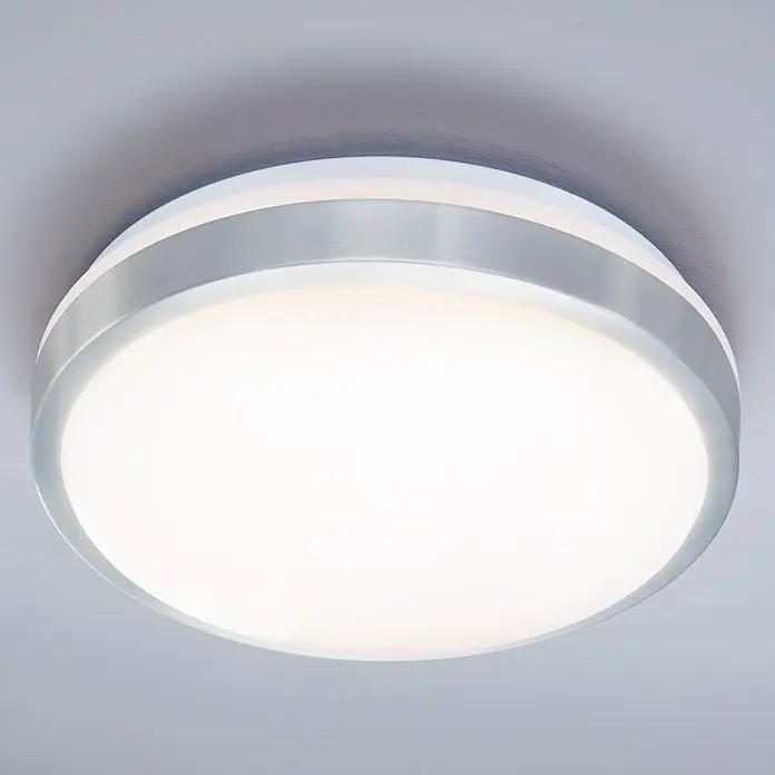 Eglo LED-Wand- & Deckenleuchte Competa 1 - 22 W, Weiß/Silber, 325 mm - Nahaufnahme einer runden LED-Deckenleuchte mit silberfarbenem Rand, die helles, diffuses Licht ausstrahlt und eine moderne Ästhetik bietet.