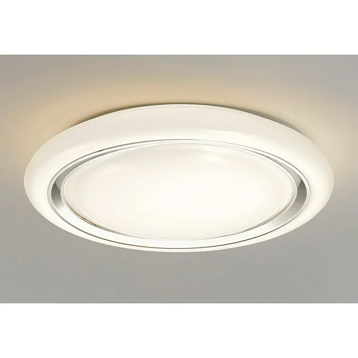 Eglo LED-Deckenleuchte Capasso - 18 W, Weiß, Chrom - Nahaufnahme einer runden, weißen Deckenleuchte mit einem silbernen Ring, die ein helles, diffuses Licht abgibt.