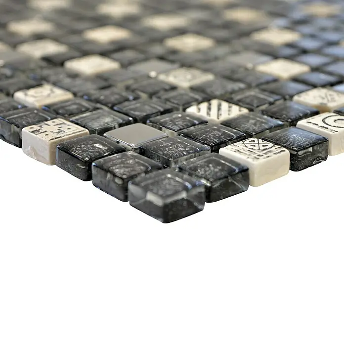 Mosaikfliese Quadrat Crystal Mix XCM ZEUS - 30 x 30 cm, Schwarz/Grau/Weiß, Glänzend - Nahaufnahme von dekorativen quadratischen Mosaikfliesen in Schwarz-, Grau- und Beigetönen für Wand- oder Bodengestaltung.