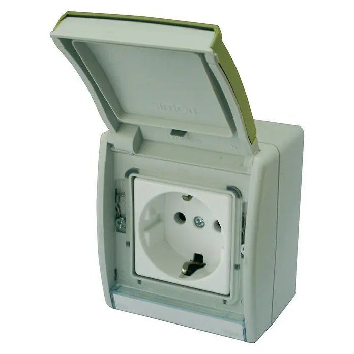 Simon 44 Aqua Enchufe para estancias con humedad - Pistacho, Alineación de los mecanismos: Vertical, Montaje en la pared, IP55 - Primer plano de un enchufe Schuko con tapa abatible abierta en una carcasa clara, ideal para uso en exteriores.