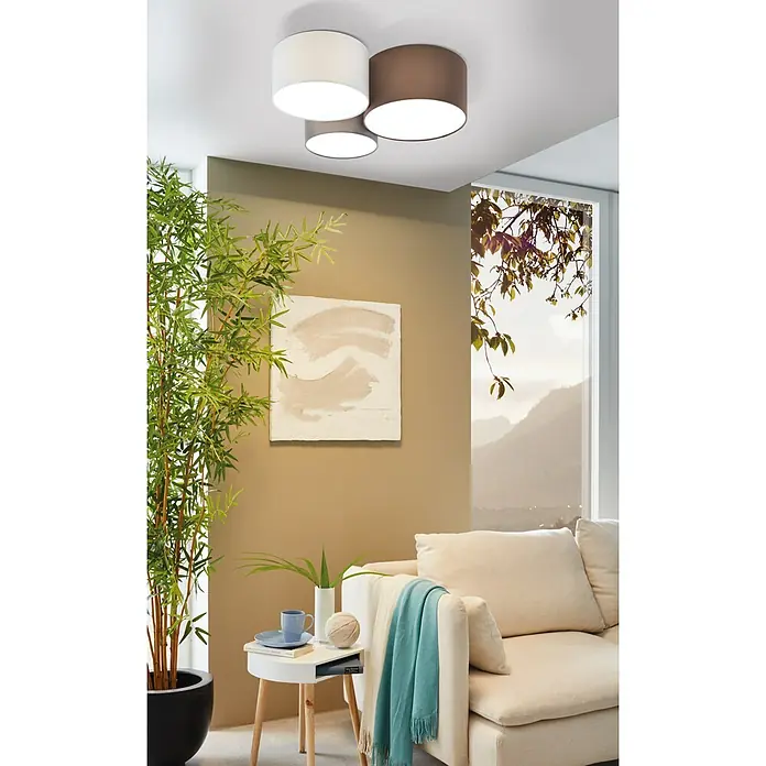 Eglo Deckenleuchte Pastore - 180 W, L x B x H: 61 x 49,5 x 25,5 cm, Grau, Braun, E27 - Eine moderne Deckenleuchte mit drei Lampenschirmen in Weiß und Braun, die ein warmes Licht in einem stilvollen Wohnzimmer verbreitet.