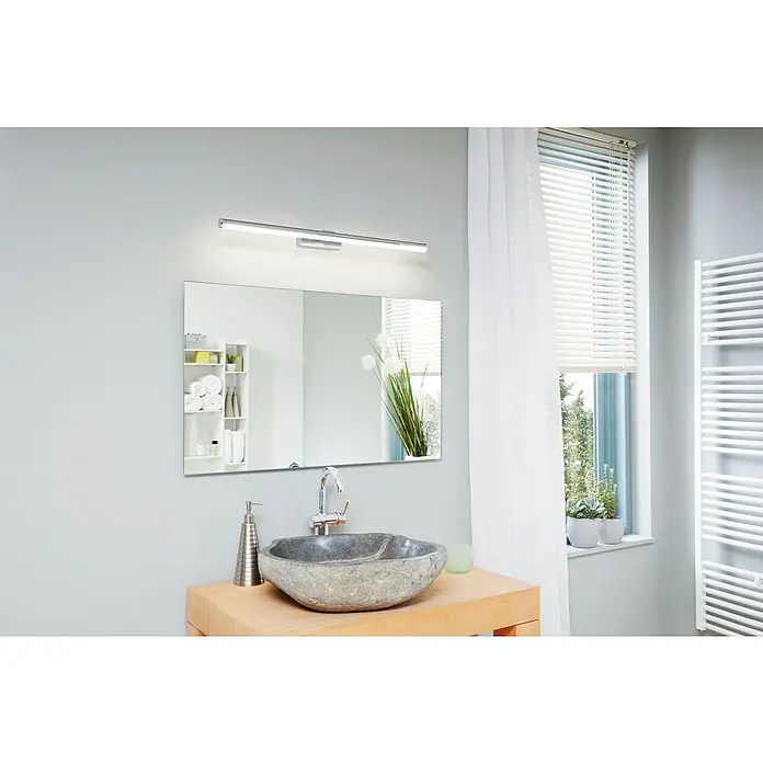Eglo LED-Spiegelleuchte Vadumi - 14 W, L x B x H: 78 x 12,5 x 5 cm, Chrom, Neutralweiß - Ein modernes Badezimmer mit einem Waschtisch mit Steinwaschbecken, einem Spiegel und einer chromfarbenen Lampe für eine helle Ausleuchtung.