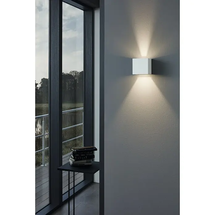 Eglo LED-Außenwandleuchte Calpino - 3,3 W, 10,5 x 10,5 x 10,5 cm, Weiß, IP54 - Dieses Bild zeigt eine quadratische Wandleuchte, die ein sanftes Licht nach oben und unten abstrahlt und eine moderne Atmosphäre schafft.