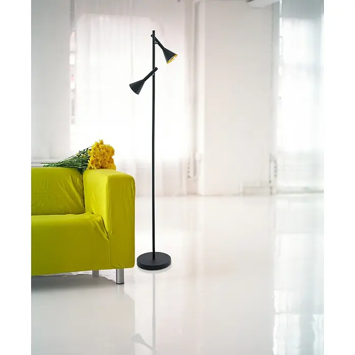 Eglo Cortaderas LED-Stehleuchte - Ø x H: 25 x 144,5 cm - Elegante Stehlampe mit zwei verstellbaren Leuchten in Schwarz, die neben einem gelben Sofa in einem hellen Raum steht.