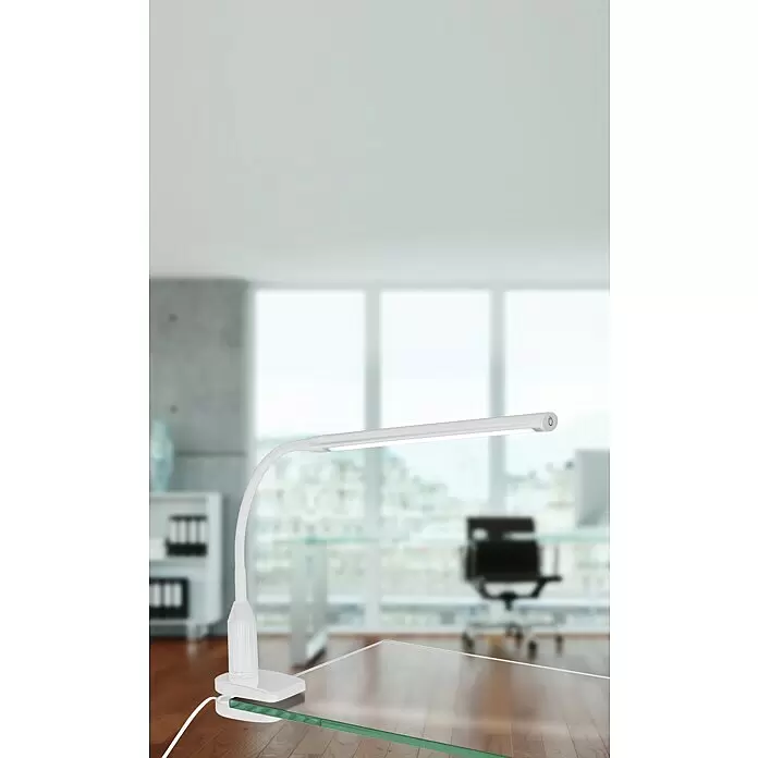 Eglo LED-Klemmleuchte Laroa - L x B x H: 45 x 6,5 x 27,5 cm - Weiße klemmbare LED-Schreibtischlampe mit flexiblem Arm auf einem Glastisch in einem Büro.