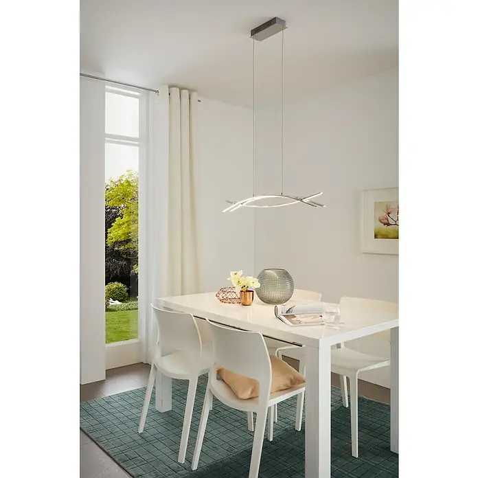 Eglo LED-Pendelleuchte Nevado - L x B x H: 90 x 8 x 110 cm - Elegante LED-Pendelleuchte über einem weißen Esstisch mit modernen Stühlen und einem grünen Teppich, der eine stilvolle Atmosphäre schafft.