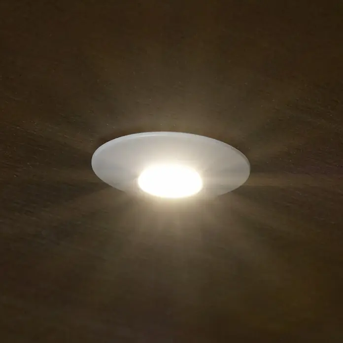 Eglo LED-Einbauleuchten-Set Chango - 3 W, L x B x H: 3,2 x 3,2 x 2,2 cm, Weiß, Warmweiß - Deckenleuchte mit einem runden, weißen Lampenschirm, die helles Licht in einem dunklen Raum spendet.