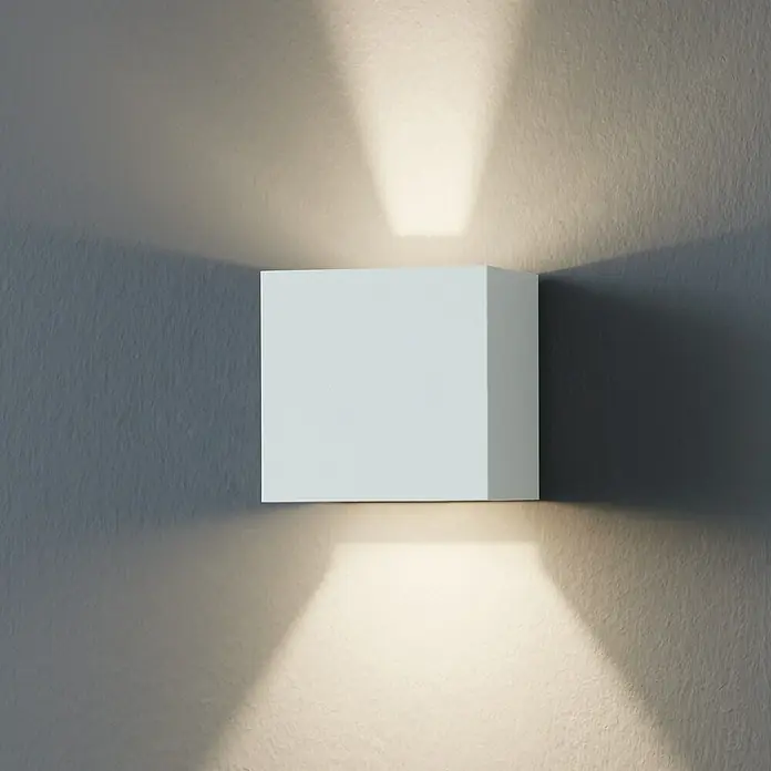 Eglo LED-Außenwandleuchte Calpino - 3,3 W, 10,5 x 10,5 x 10,5 cm, Weiß, IP54 - Nahaufnahme einer weißen, würfelförmigen Wandleuchte, die ein helles Licht nach oben und unten wirft.