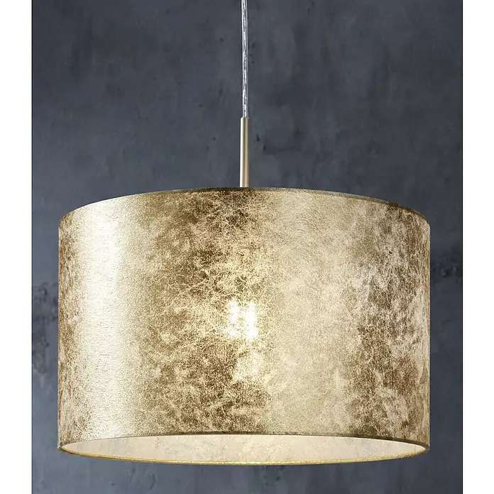 Eglo Viserbella PendelleuchteHöhe: 110 cm - Nahaufnahme einer stilvollen goldenen Hängelampe mit zylindrischem Schirm, die ein warmes Licht in einem modernen Raum verbreitet.